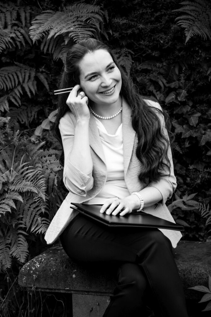 Sonja Haub mit Stimmgabel